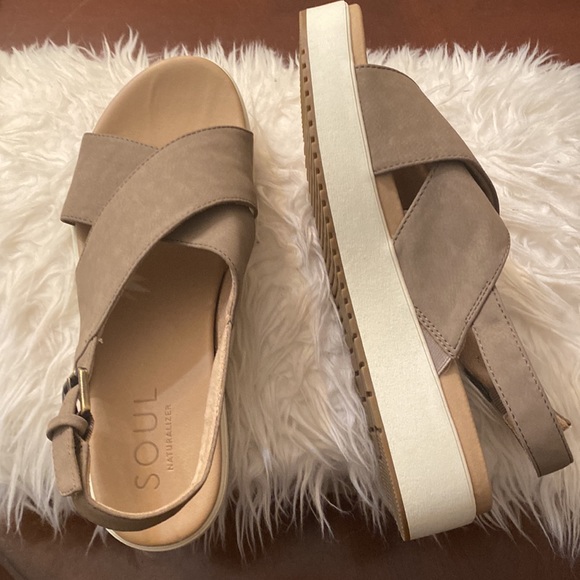 Tan-light brownish Naturalizer sandals. - Picture 3 of 7